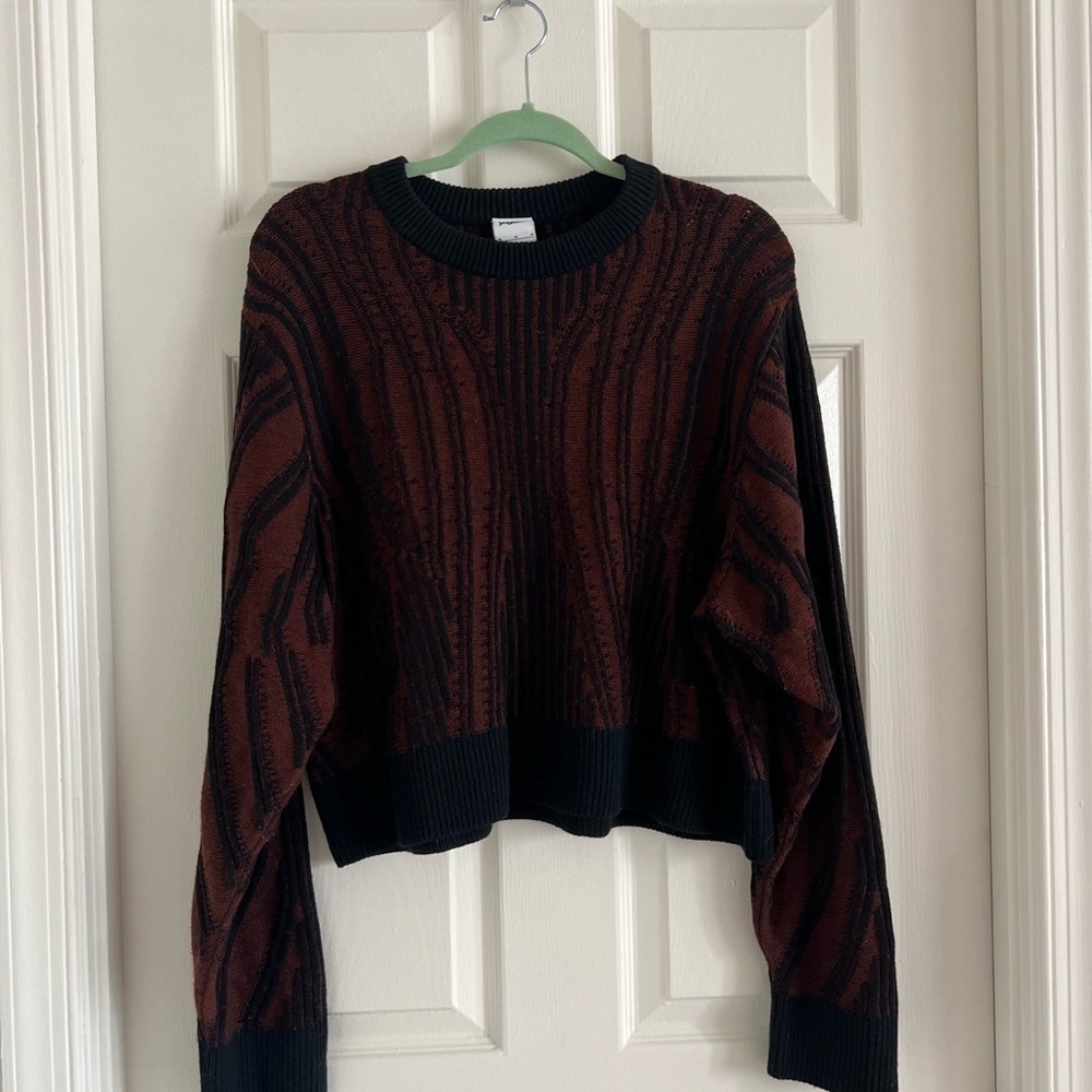 Nike yoga sweater. Cropped. EUC. Size Medium. - Picture 4 of 12